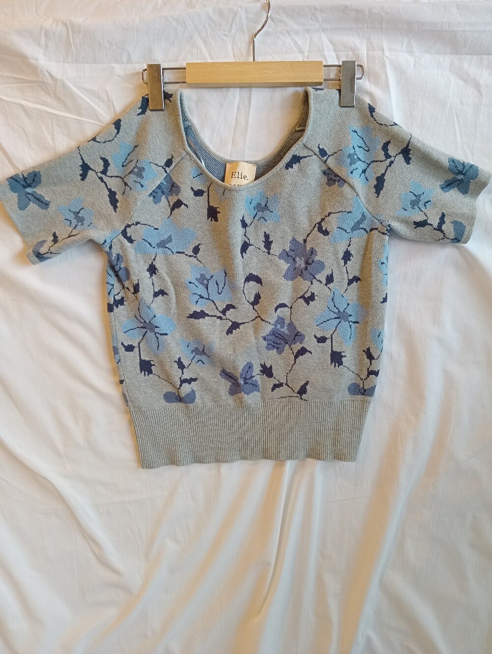 Elie Tahari Short Sleeve Blue Floral Knit Top
